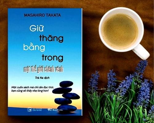 [Review sách] - Giữ thăng bằng trong một thế giới chênh vênh - Masahiro Takata - Một cuốn sách mà chỉ cần đọc thôi, bạn cũng sẽ thấy nhẹ lòng